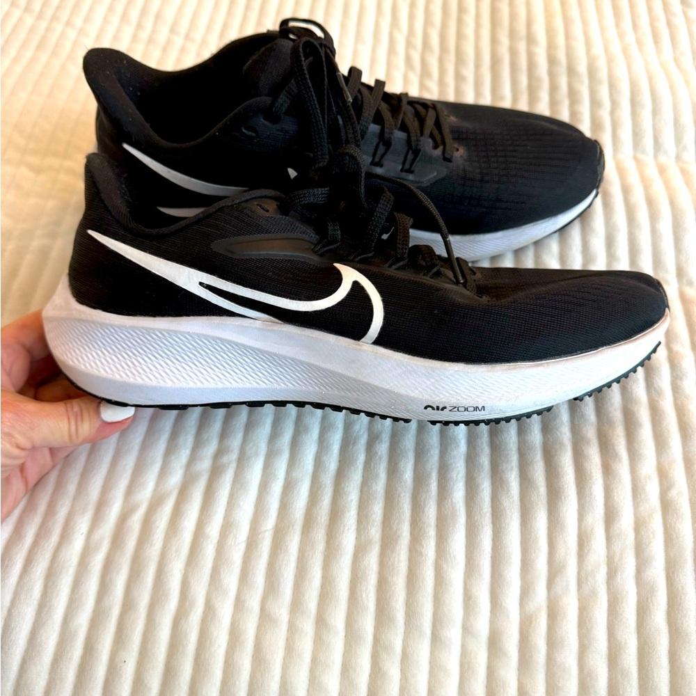 Nike Air Zoom Pegasus 39 Black and White lightweight Running Shoes